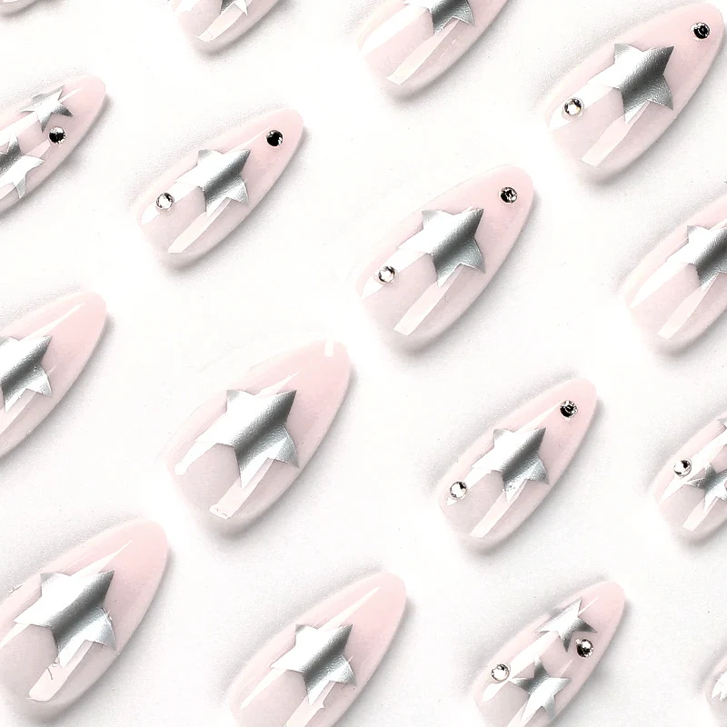 Kunstvolle Nagelverlängerungen mit Silberstern-Design Karnz