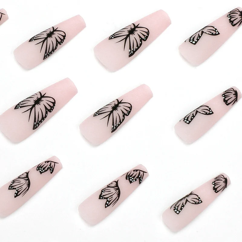Kunstvolle Nagelverlängerungen mit Schmetterlingsdesign Karnz