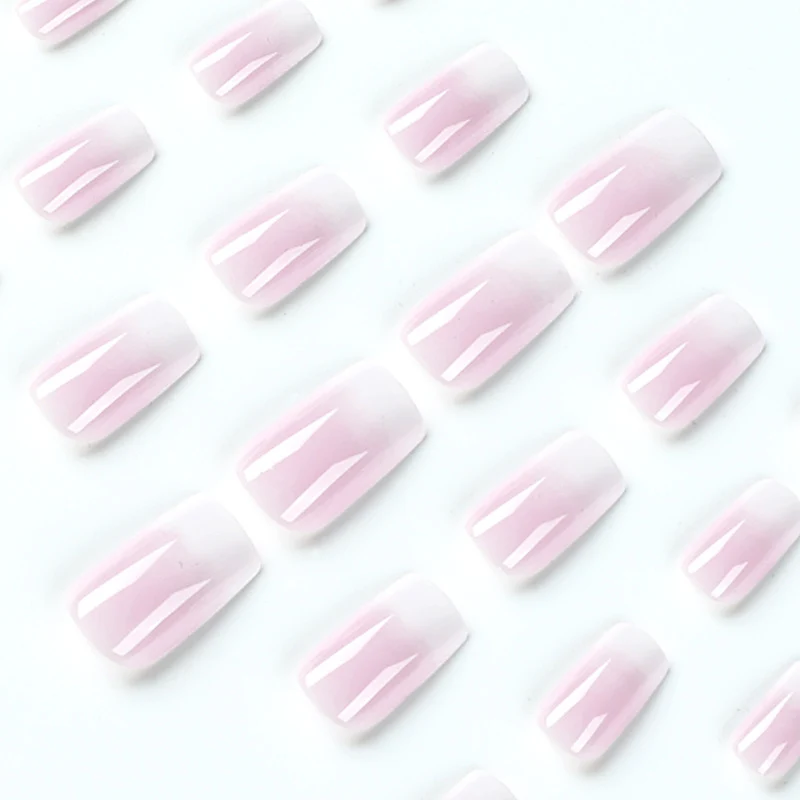 Kunstvolle Nagelverlängerungen mit Ombre Design Karnz