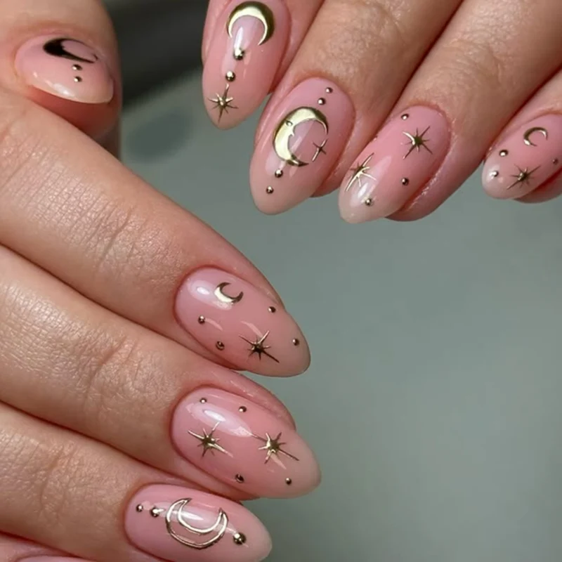 Kunstvolle Nagelverlängerungen mit mondförmigen und sternenförmigen Dekoren Karnz