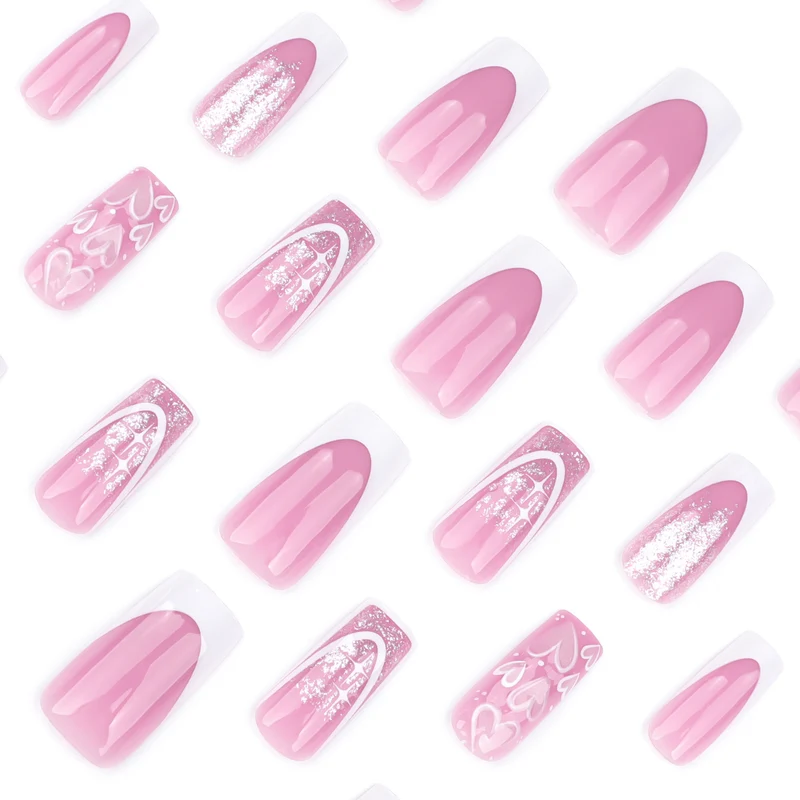 Kunstvolle Nagelverlängerungen mit modernem Glitzer-Design und Herzakzenten Karnz