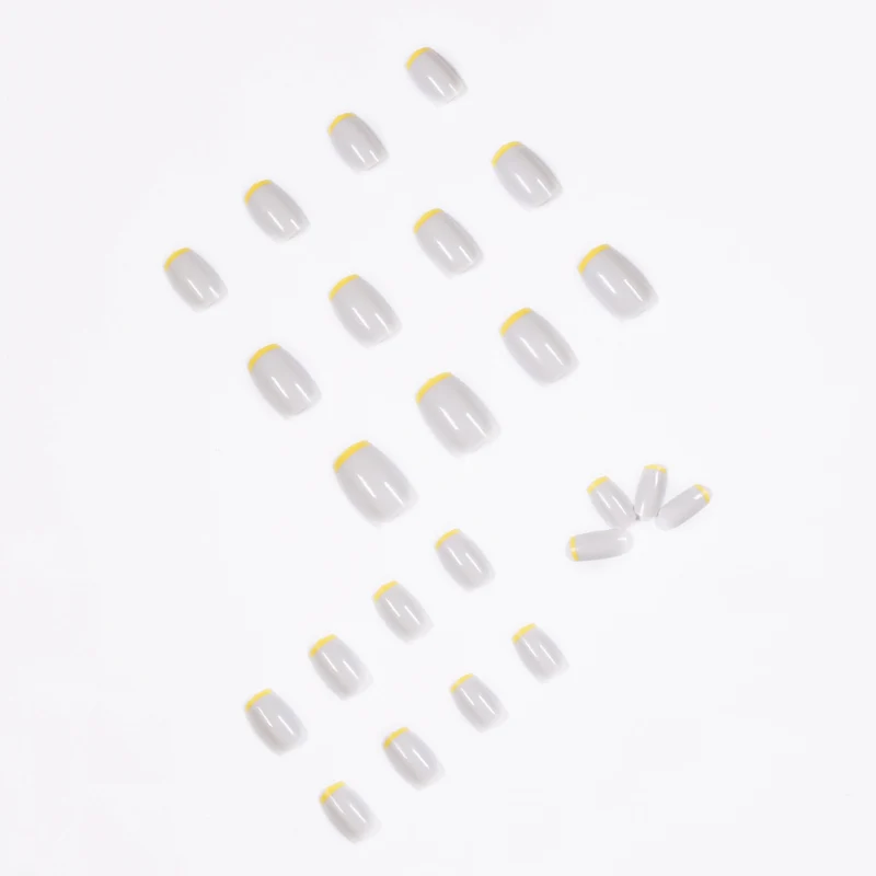 Kunstvolle Nagelverlängerungen mit modernem French-Tip Design Karnz