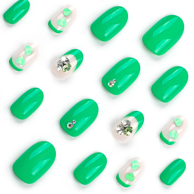 Kunstvolle Nagelverlängerungen mit liebenswerten Herzmotiven und Glitzerakzenten Karnz