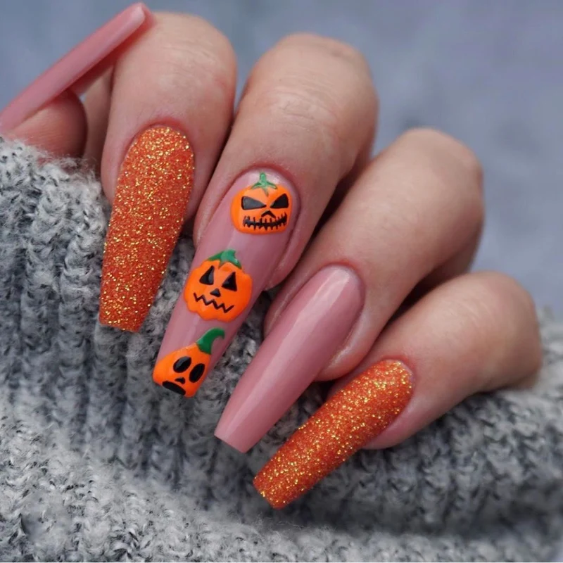 Kunstvolle Nagelverlängerungen mit kreativen Augen-Design Karnz