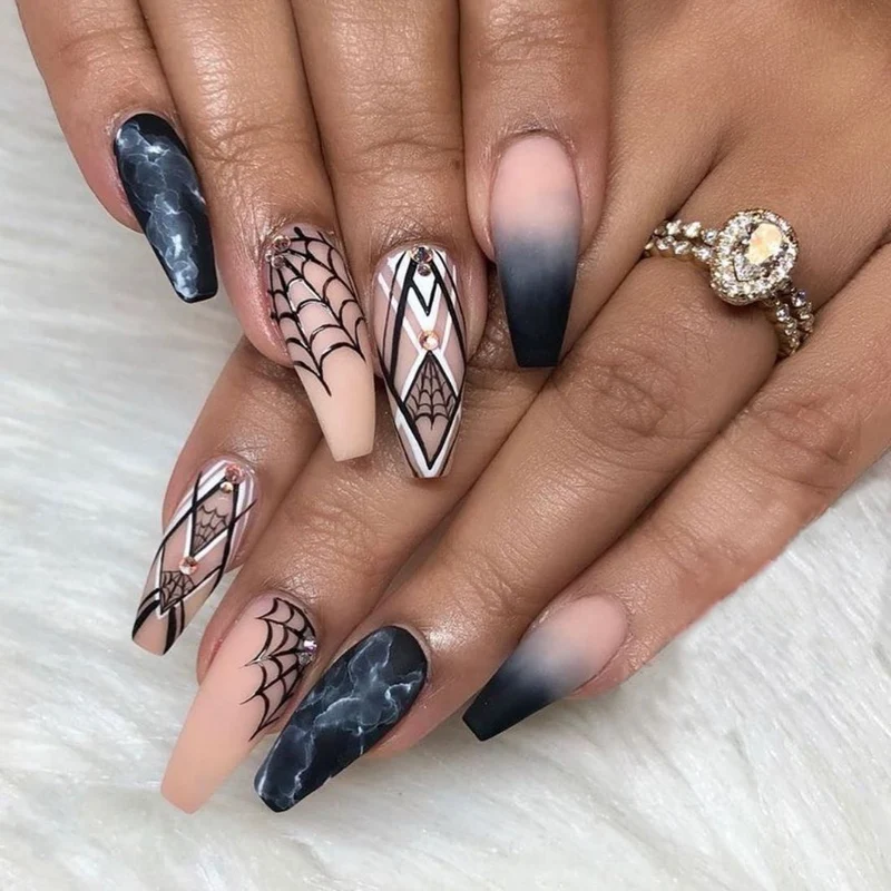 Kunstvolle Nagelverlängerungen mit kreativen Augen-Design Karnz