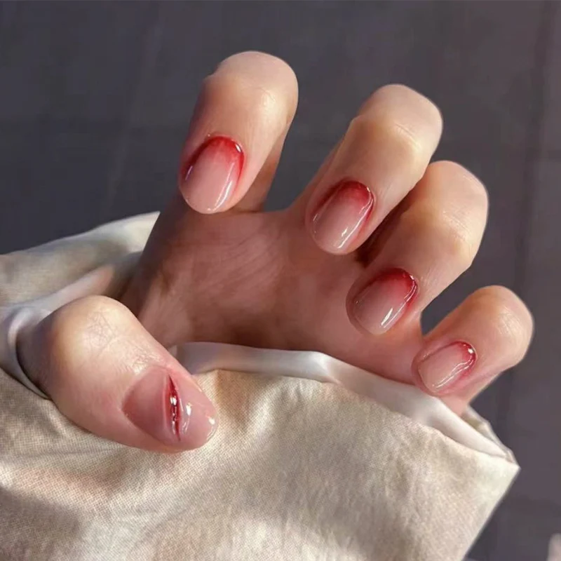 Kunstvolle Nagelverlängerungen mit kreativen Augen-Design Karnz