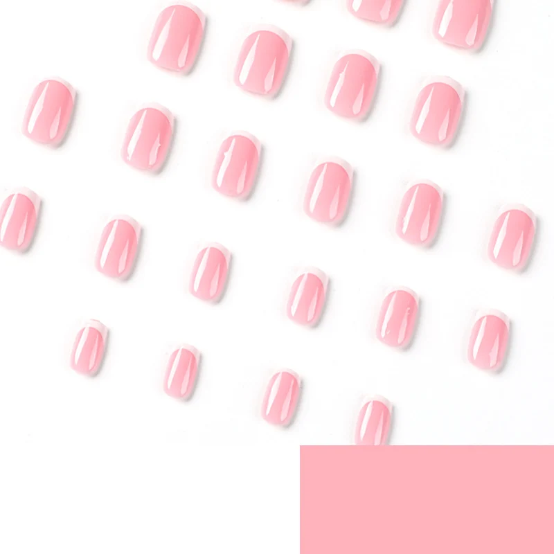 Kunstvolle Nagelverlängerungen mit klassischem französischen Design Karnz
