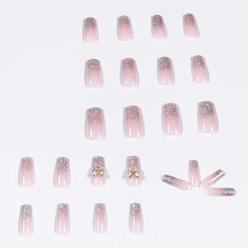 Kunstvolle Nagelverlängerungen mit Glitzer und Verzierung Karnz