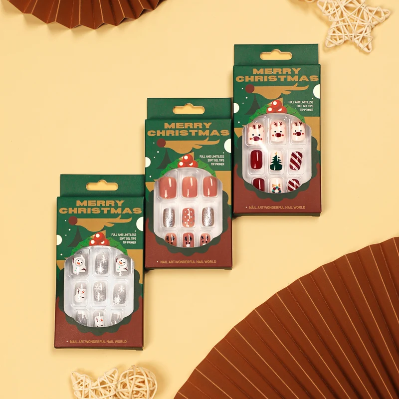 Kunstvolle Nagelverlängerungen mit Glitzer und Strassverzierungen Karnz