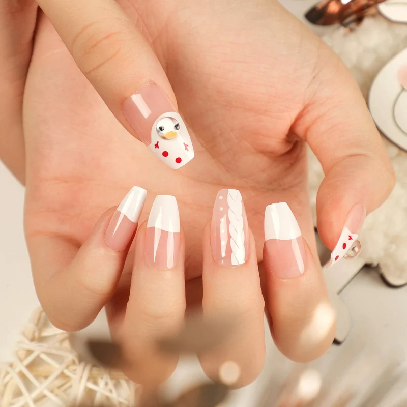 Kunstvolle Nagelverlängerungen mit Glitzer und Strassverzierungen Karnz