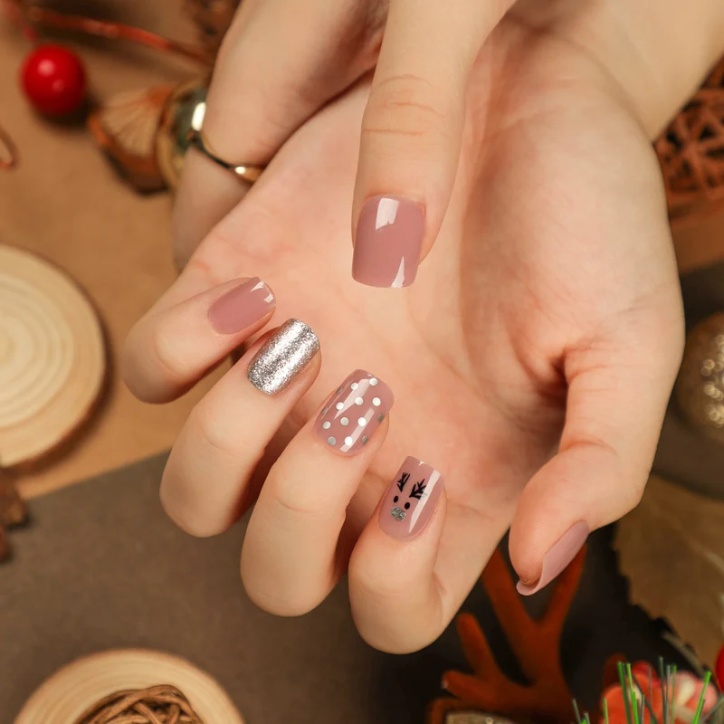 Kunstvolle Nagelverlängerungen mit Glitzer und Strassverzierungen Karnz