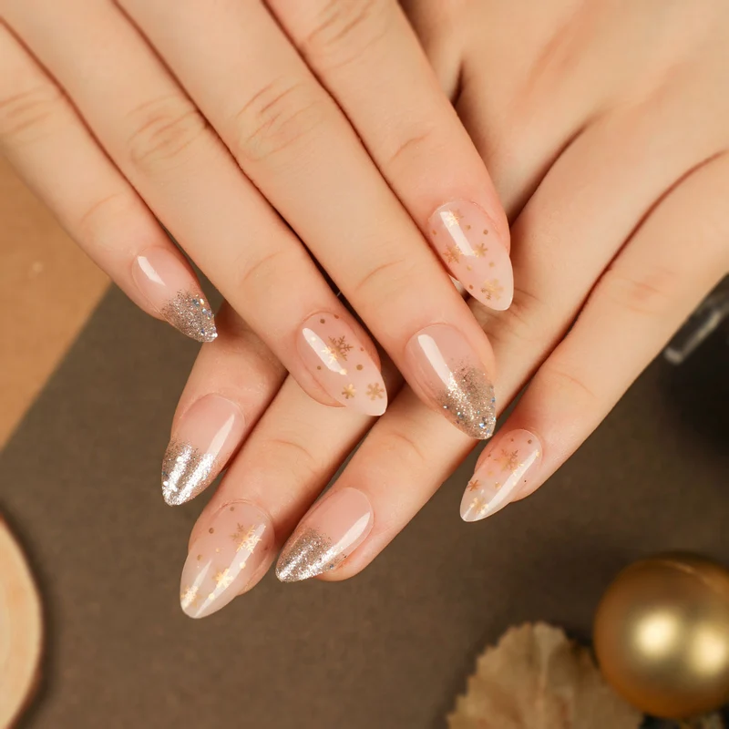 Kunstvolle Nagelverlängerungen mit Glitzer und Strassverzierungen Karnz