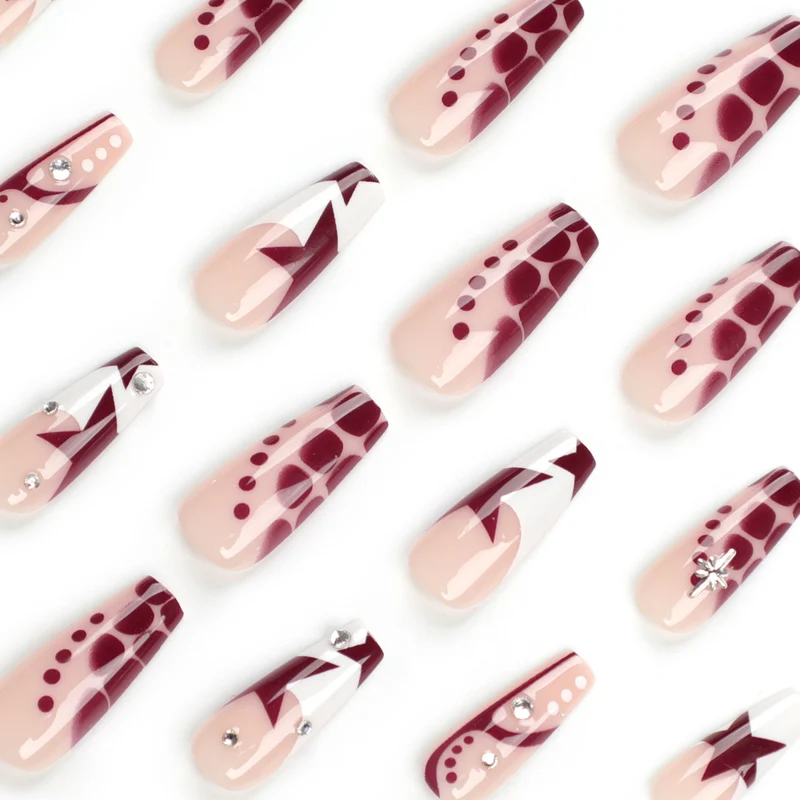 Kunstvolle Nagelverlängerungen mit Glitzer und Sternenmotiven Karnz