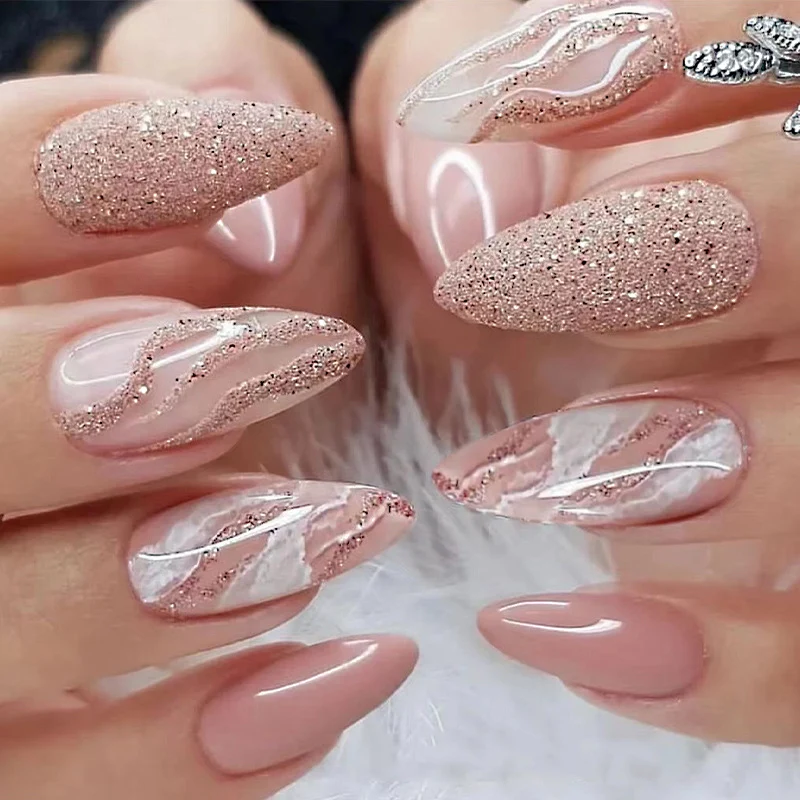 Kunstvolle Nagelverlängerungen mit Glitzer- und Marmor-Design Karnz