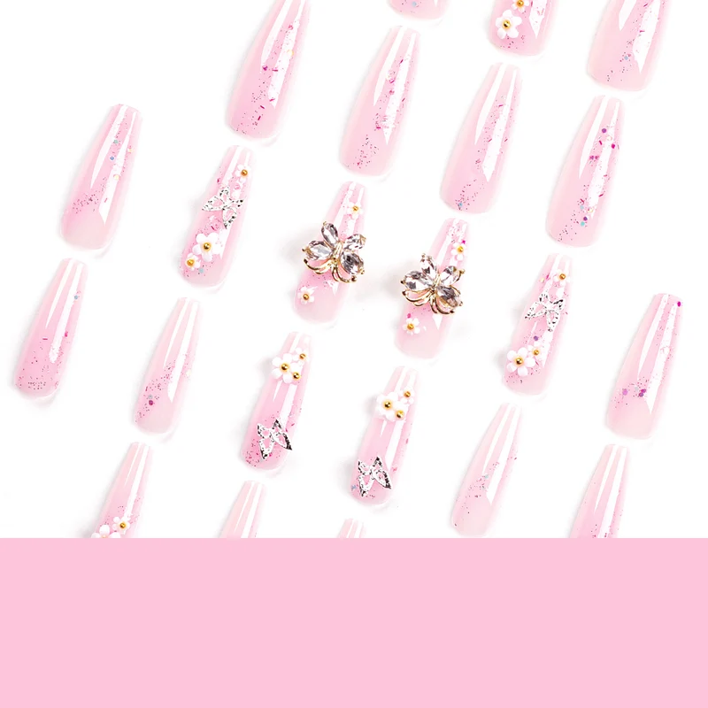 Kunstvolle Nagelverlängerungen mit Glitzer und floralen Akzenten Karnz