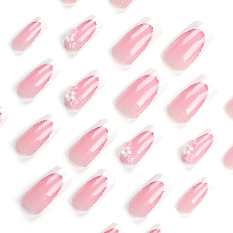 Kunstvolle Nagelverlängerungen mit Glitzer- und Blumenakzenten Karnz