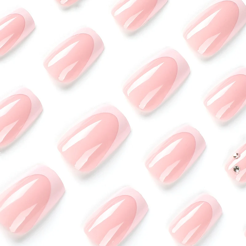 Kunstvolle Nagelverlängerungen mit glamourösen Strassverzierungen Karnz