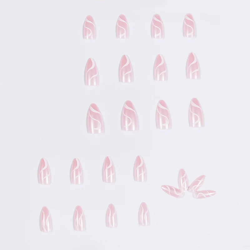 Kunstvolle Nagelverlängerungen mit geschwungenem Design Karnz