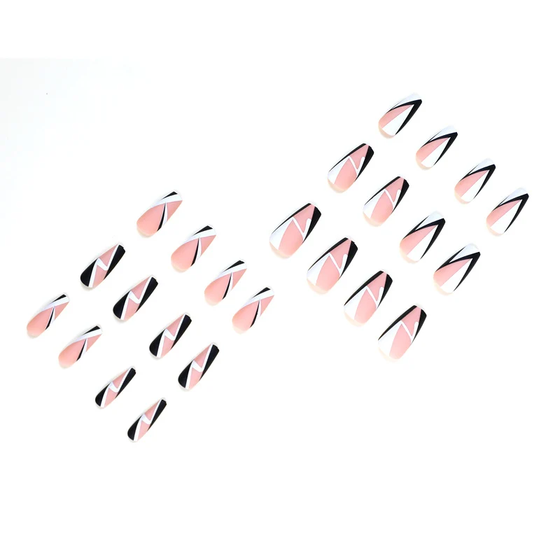 Kunstvolle Nagelverlängerungen mit geometrischem Design Karnz