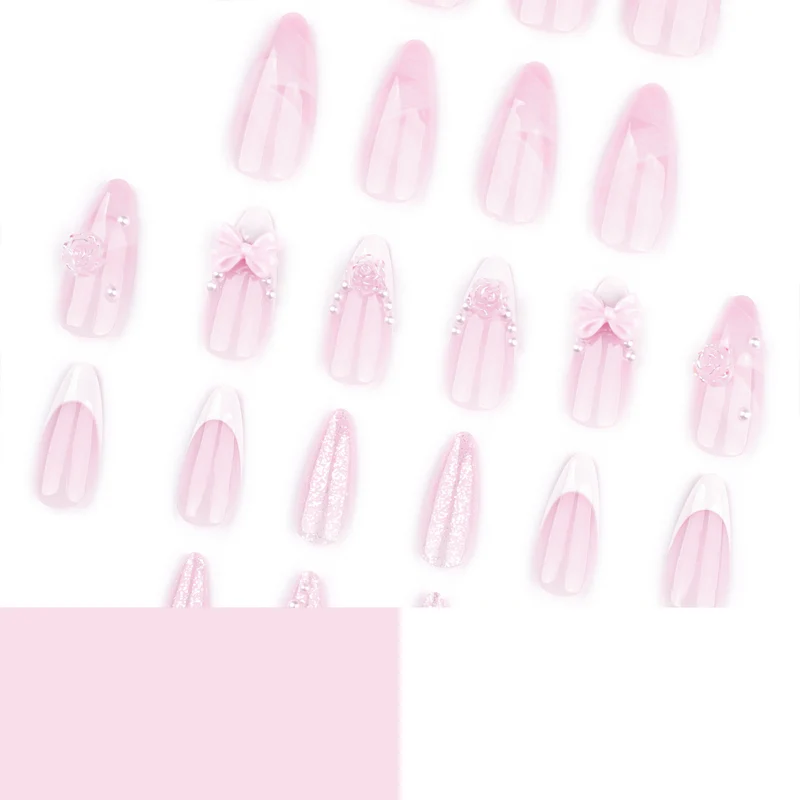 Kunstvolle Nagelverlängerungen mit floralen Verzierungen und Glitzerakzenten Karnz