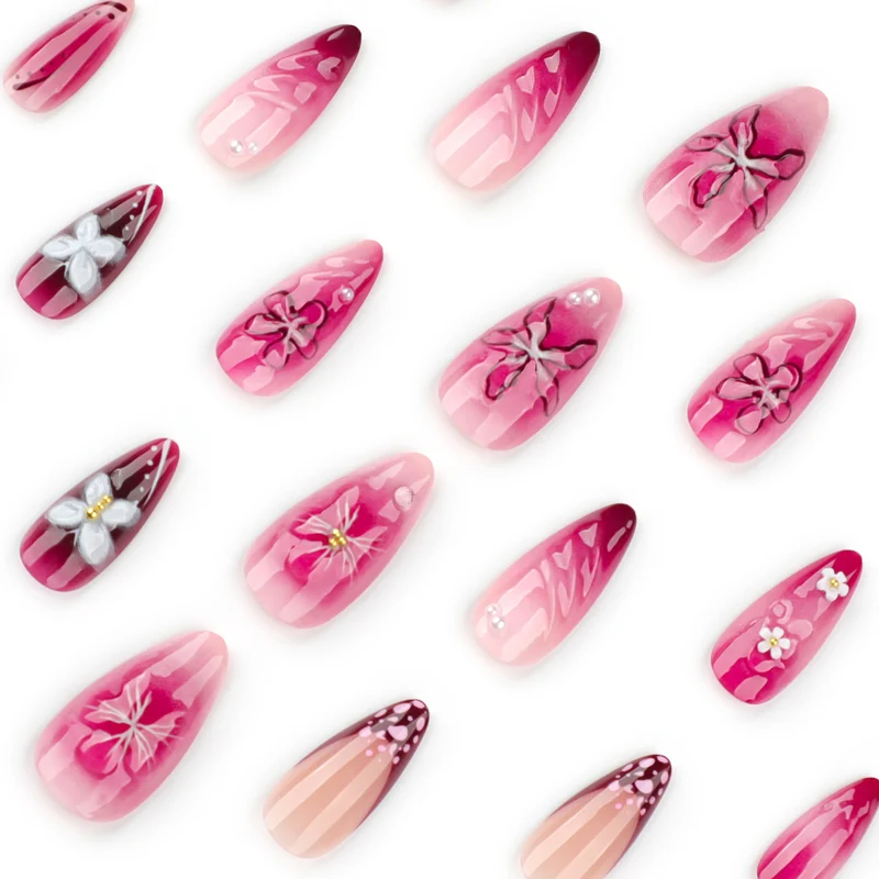 Kunstvolle Nagelverlängerungen mit floralen Details und Ombre-Effekt Karnz