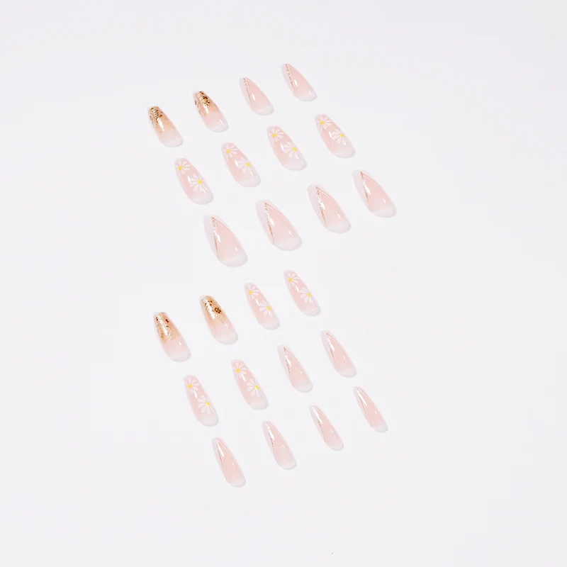 Kunstvolle Nagelverlängerungen mit floralen Designs und Glitzerakzenten Karnz