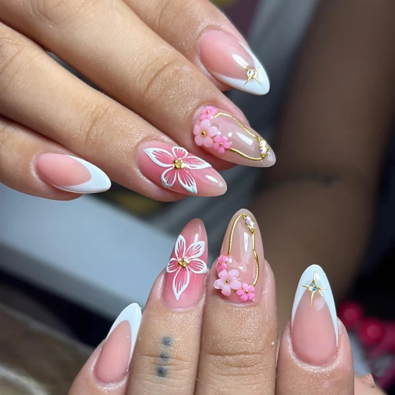 Kunstvolle Nagelverlängerungen mit floralen Akzenten Karnz