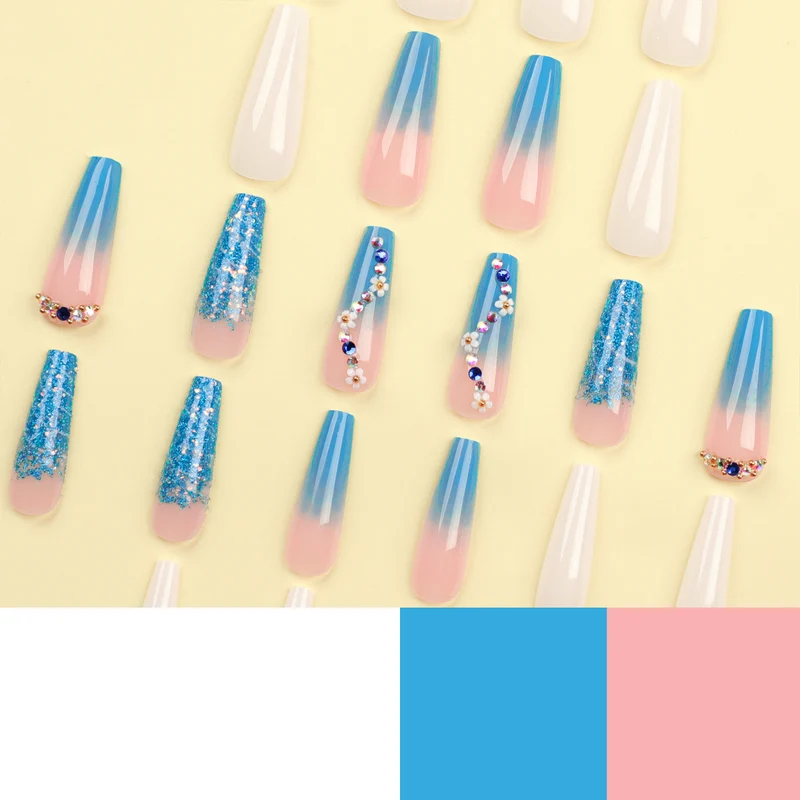 Kunstvolle Nagelverlängerungen mit floralem Ombre-Design Karnz