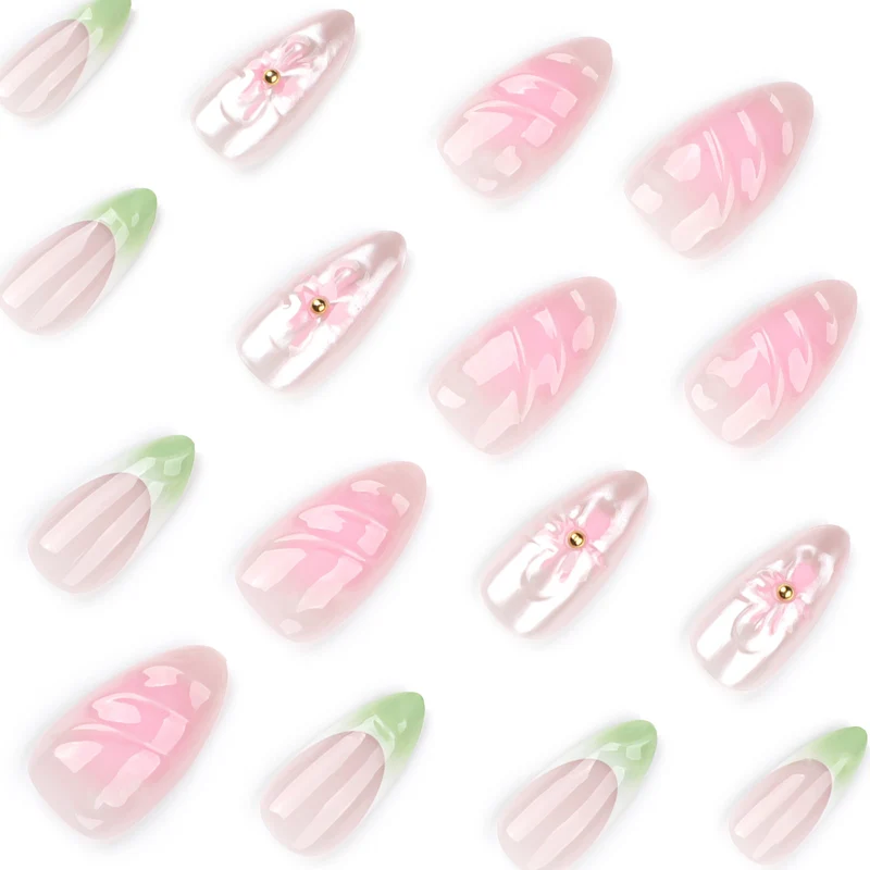 Kunstvolle Nagelverlängerungen mit floralem Design und glamourösen Akzenten Karnz