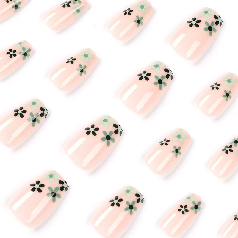 Kunstvolle Nagelverlängerungen mit Floralem Design Karnz