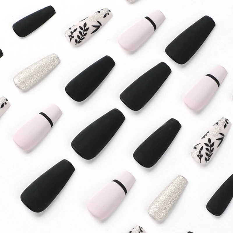 Kunstvolle Nagelverlängerungen mit eleganter Dekoration Karnz