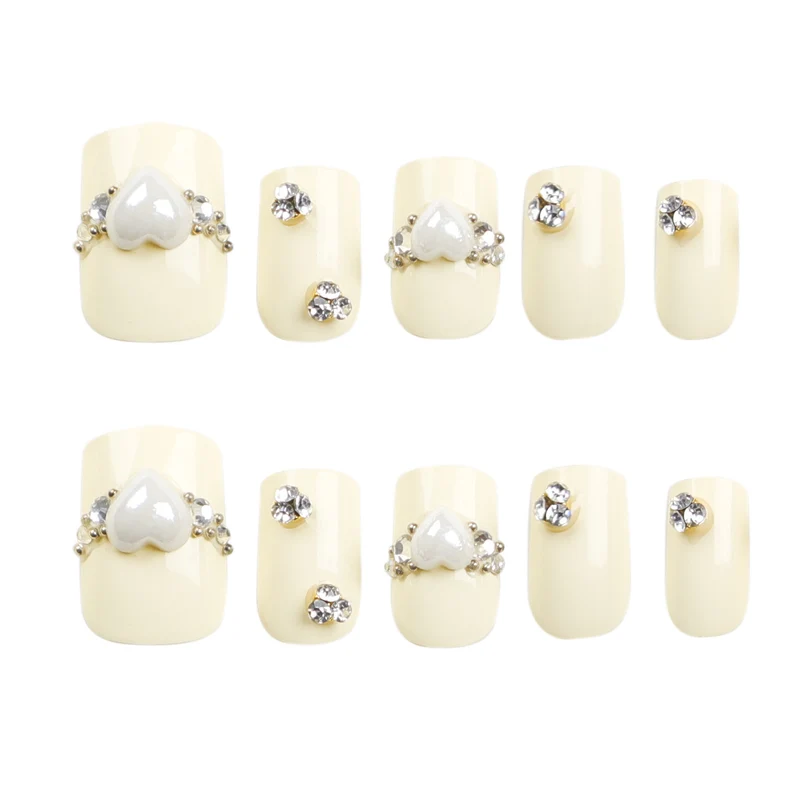 Kunstvolle Nagelverlängerungen mit eleganten Zierdetails Karnz