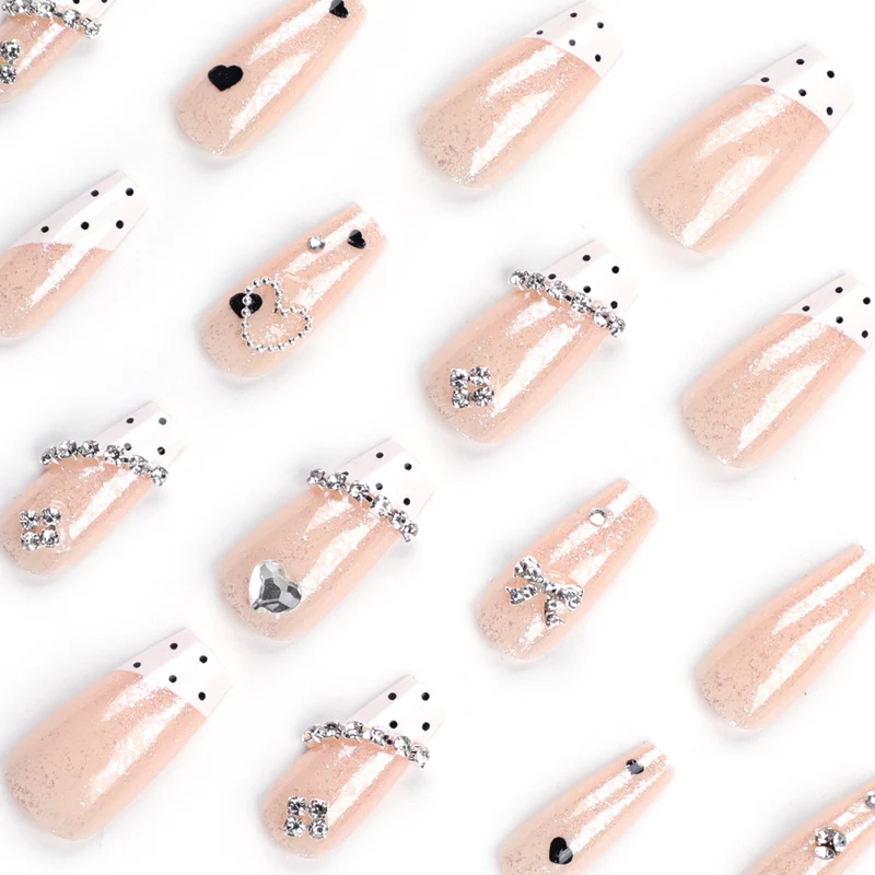 Kunstvolle Nagelverlängerungen mit eleganten Strass- und Herzdesigns Karnz
