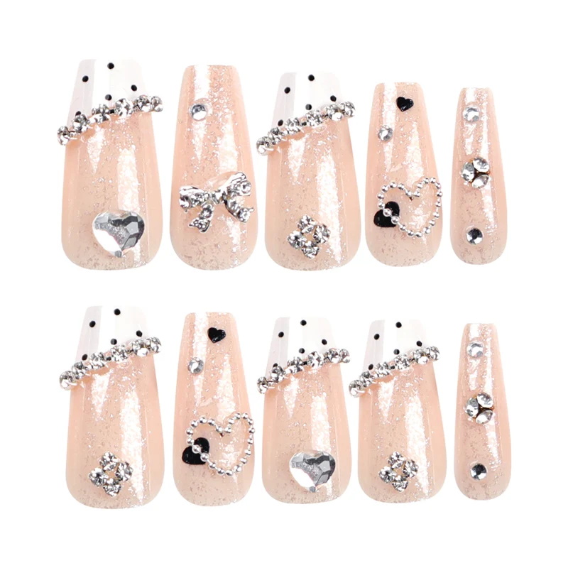 Kunstvolle Nagelverlängerungen mit eleganten Strass- und Herzdesigns Karnz