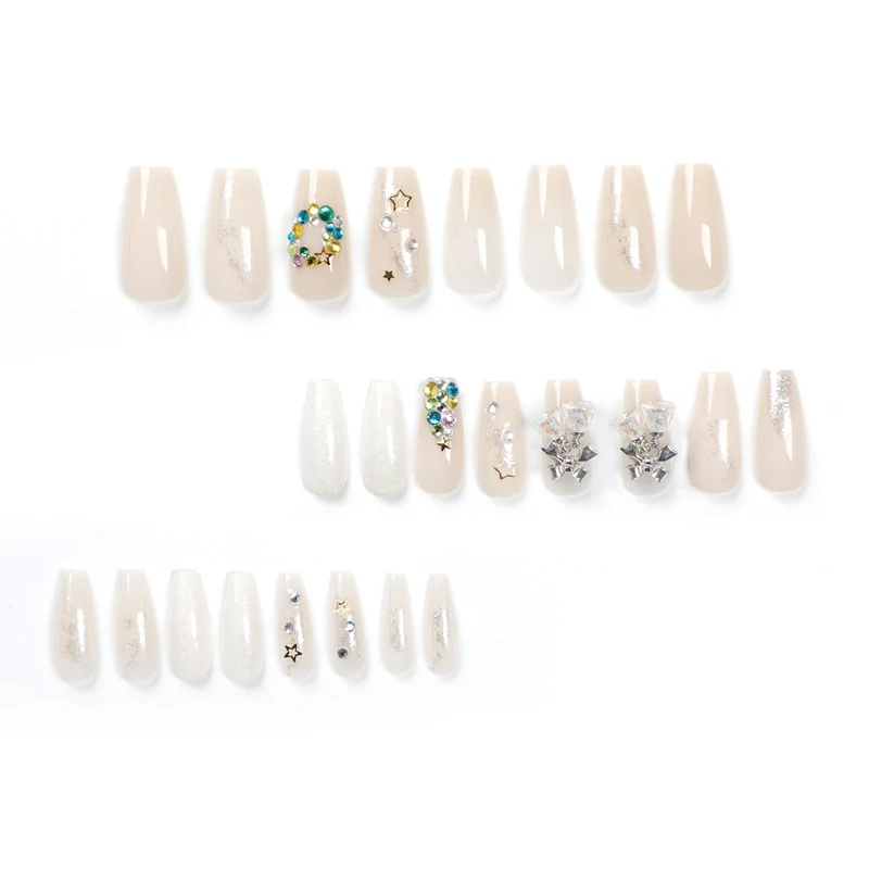 Kunstvolle Nagelverlängerungen mit eleganten Kristallverzierungen Karnz