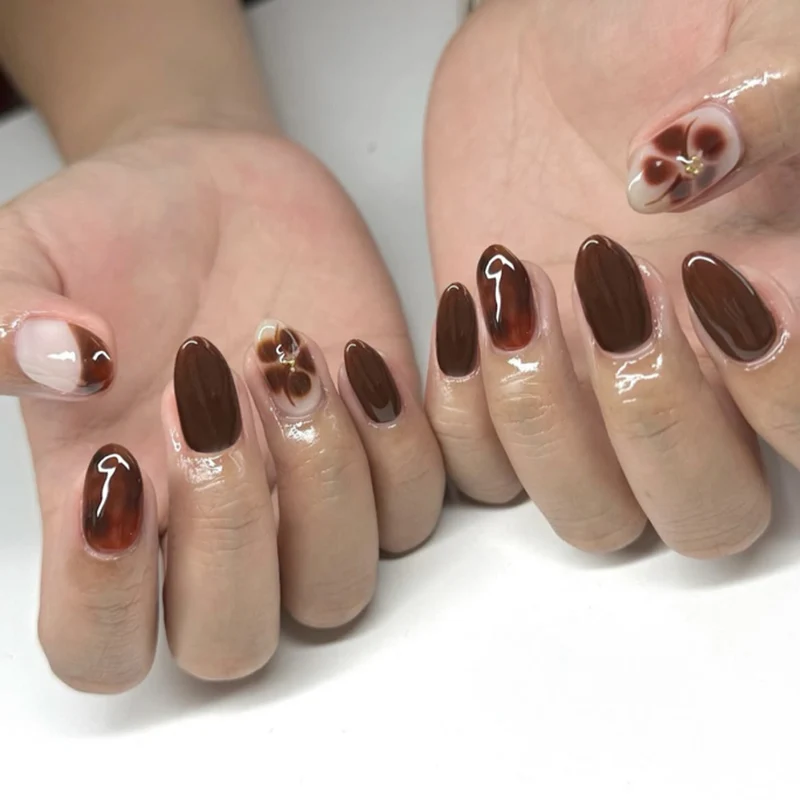 Kunstvolle Nagelverlängerungen mit eleganten floralem und glanzvollem Design Karnz