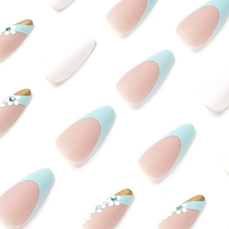 Kunstvolle Nagelverlängerungen mit eleganten Blütenmotiven Karnz