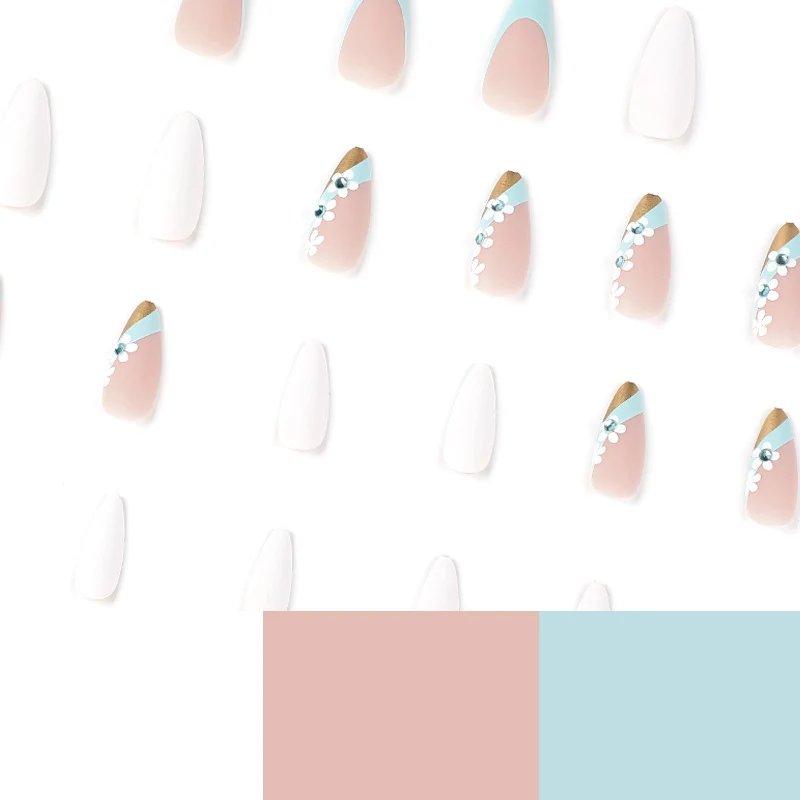 Kunstvolle Nagelverlängerungen mit eleganten Blütenmotiven Karnz