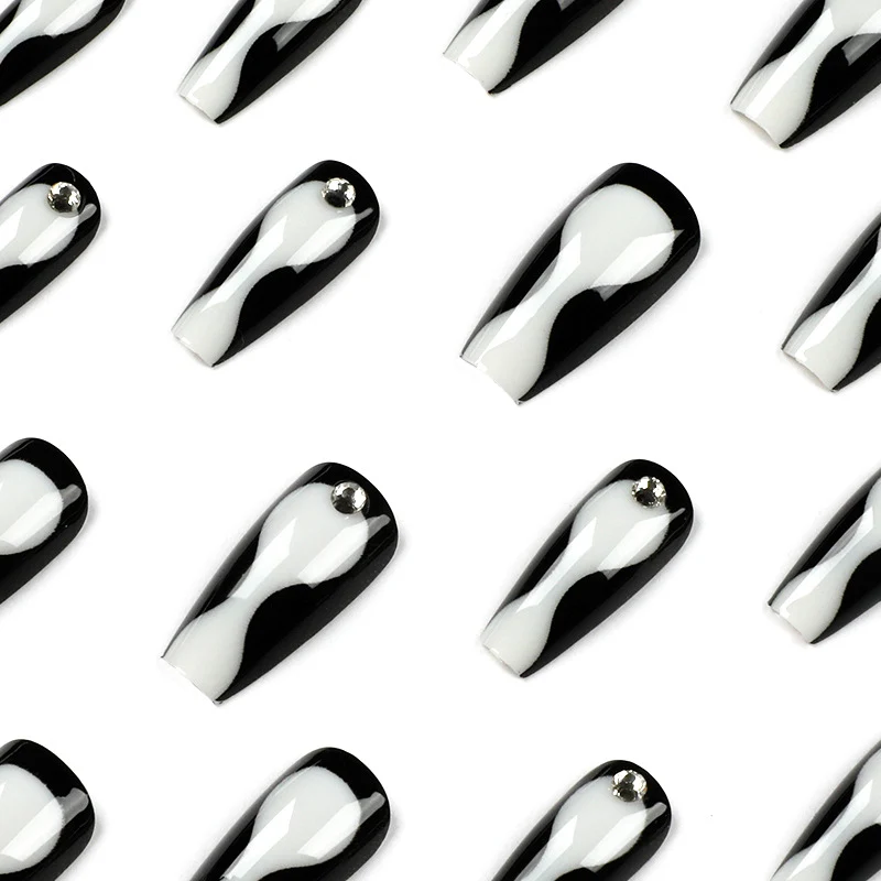 Kunstvolle Nagelverlängerungen mit eleganten Akzenten Karnz