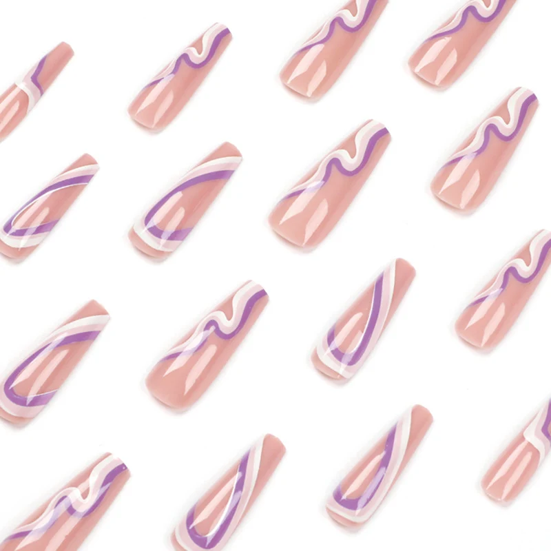 Kunstvolle Nagelverlängerungen mit elegantem Wellenmuster Karnz