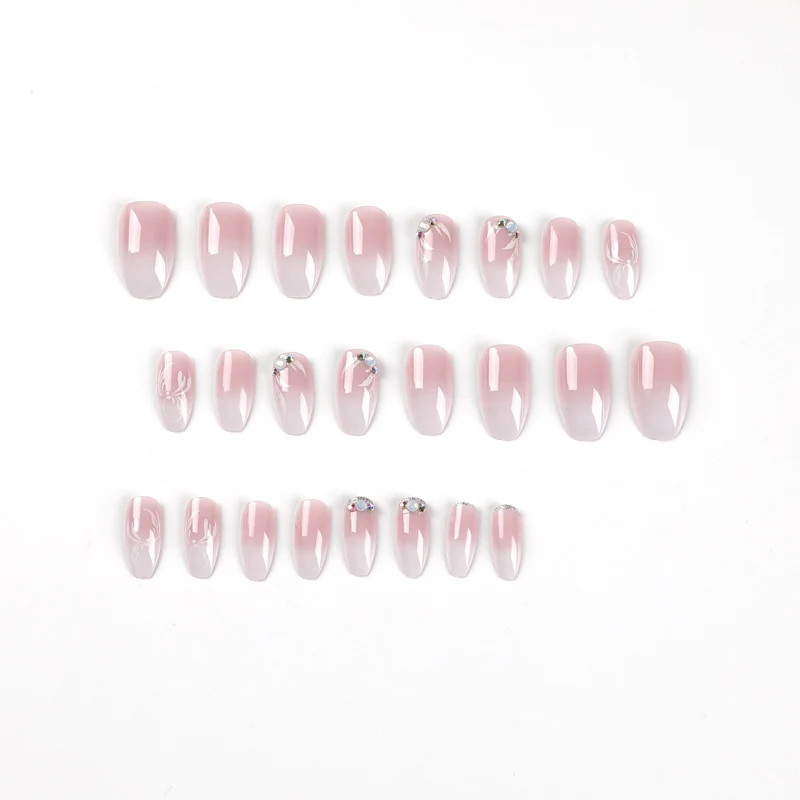 Kunstvolle Nagelverlängerungen mit elegantem Ombre-Design Karnz