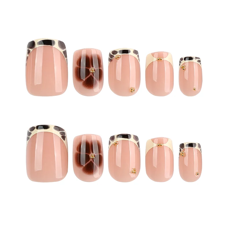 Kunstvolle Nagelverlängerungen mit elegantem Giraffenmuster und goldenen Akzenten Karnz