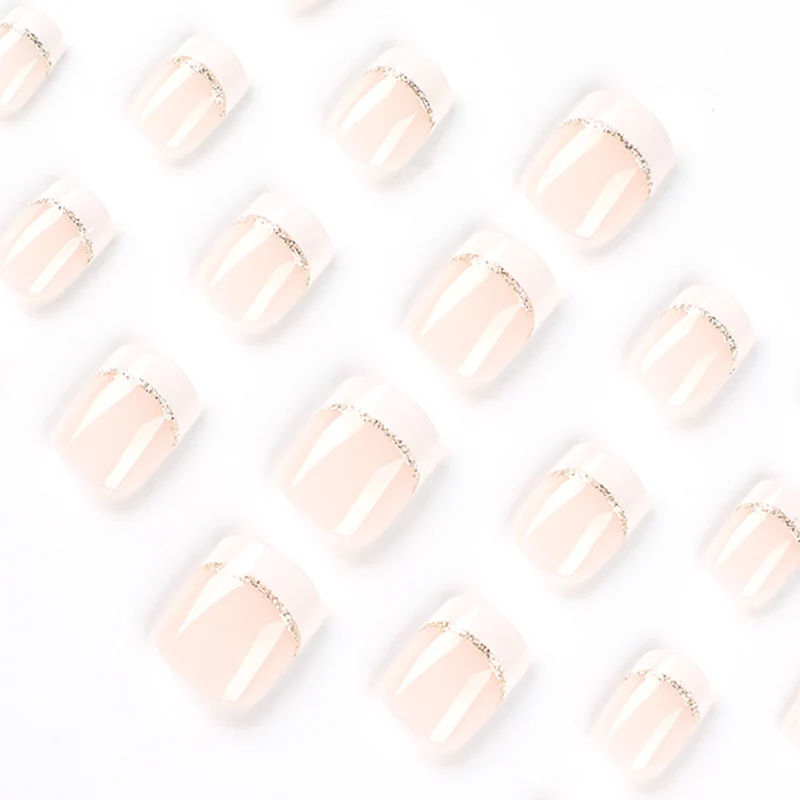 Kunstvolle Nagelverlängerungen mit elegantem French-Tip und Goldakzenten Karnz