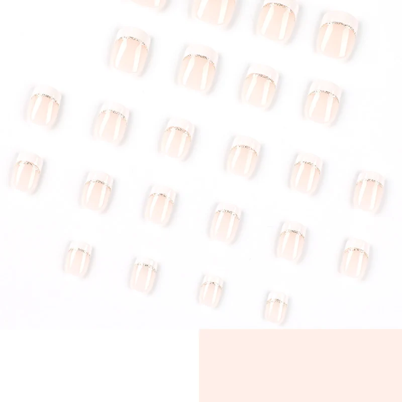 Kunstvolle Nagelverlängerungen mit elegantem French-Tip und Goldakzenten Karnz