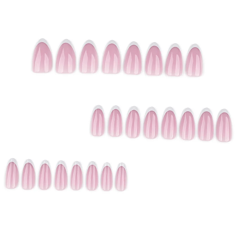 Kunstvolle Nagelverlängerungen mit elegantem Farbverlauf und präzisem French-Tip Karnz