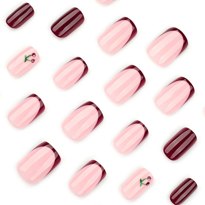 Kunstvolle Nagelverlängerungen mit elegantem Farbverlauf und filigranen Akzenten Karnz