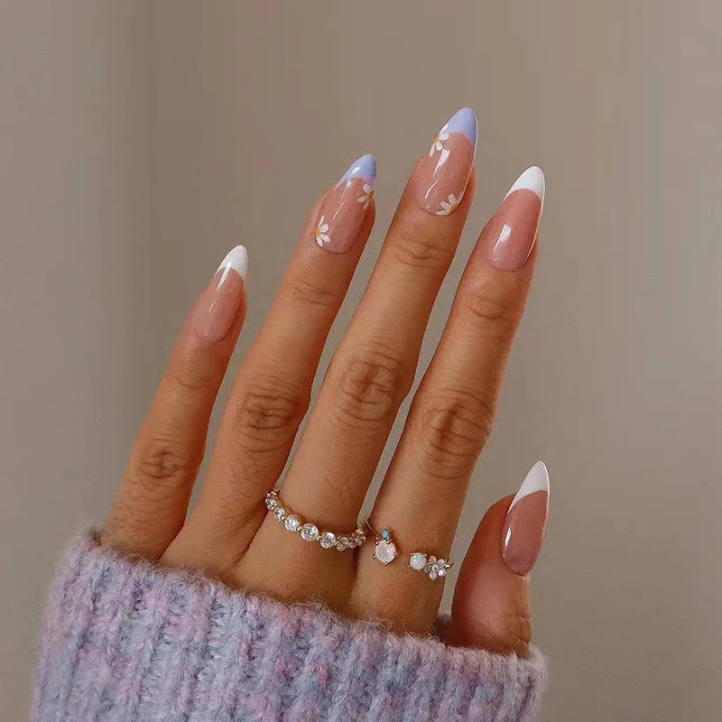 Kunstvolle Nagelverlängerungen mit elegantem Blattmuster Karnz