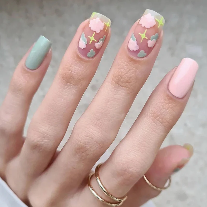 Kunstvolle Nagelverlängerungen mit elegantem Blattmuster Karnz