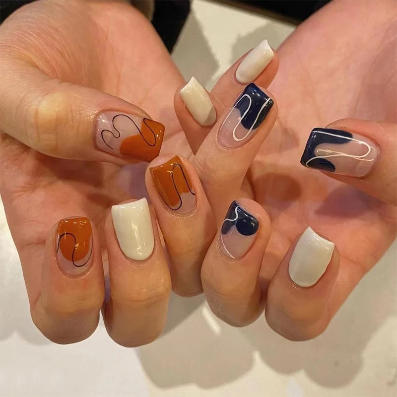 Kunstvolle Nagelverlängerungen mit elegantem Blattmuster Karnz