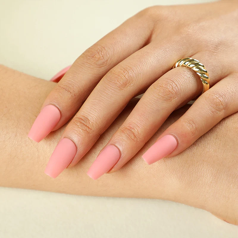 Kunstvolle Nagelverlängerungen mit elegantem Blattmuster Karnz